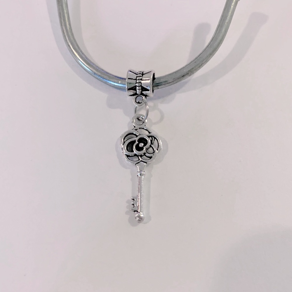 🍒🍒 (Bundle Only) Flower Key Charm Pendant